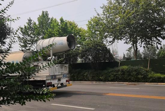 記者追問,具體二十幾輛,有無噴涂淇濱園林字樣卻未懸掛車牌車輛?