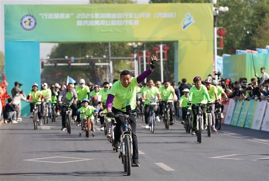 “行走是吾乡”2025河南省自行车公开赛（济源站）激情发车。本报记者 黄晖 摄
