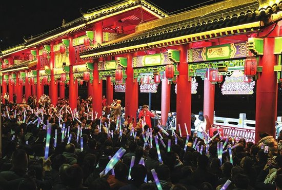 “朝歌·城超”全民K歌大赛活动现场。孙桂生 摄