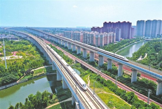 商丘市梁园区，郑徐高铁上的列车呼啸而过。 本报资料图片