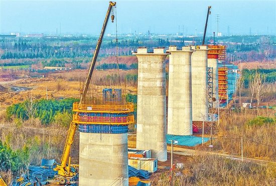 在洛阳市焦济洛平高铁二标段洛河特大桥建设现场，工人们正在进行桥墩施工。 张怡熙 摄