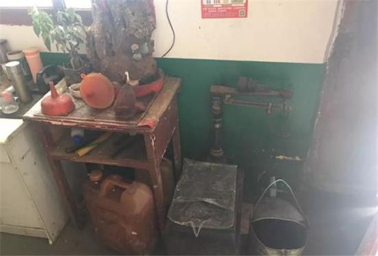 小卖铺里竟然卖散装汽油 南阳淅川警方查处