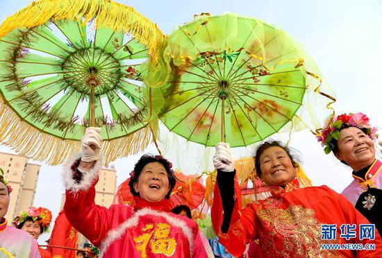 2月19日，河南省夏邑县，两位老大妈在表演民俗。