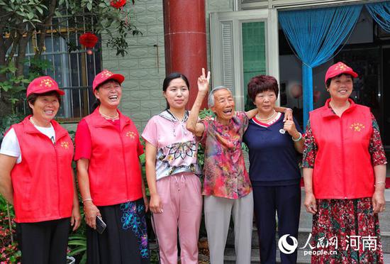 谷红霞(右二)与家人在一起 巴煜卿 摄