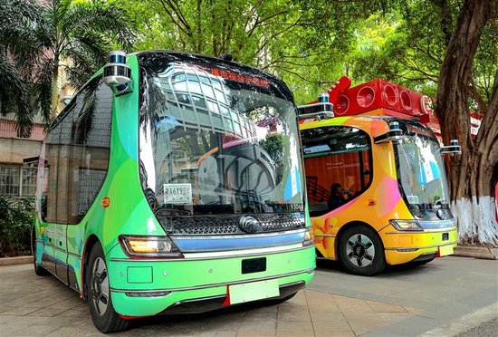 宇通自动驾驶巴士“登陆”广州，助力第十五届全国运动会交通服务升级。 本报全媒体记者 邓放 摄