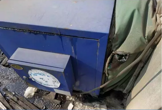 ▲油煙凈化設(shè)施與風(fēng)機(jī)連接處破損嚴(yán)重