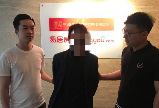 这也行？！买家凑不够购房首付竟用卖家房产证抵押贷款