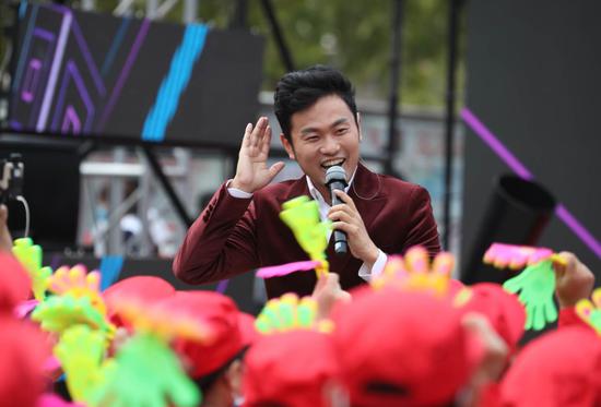 中国文艺志愿者协会会员孔庆学演唱歌曲《永远的黄河》《向快乐看齐》