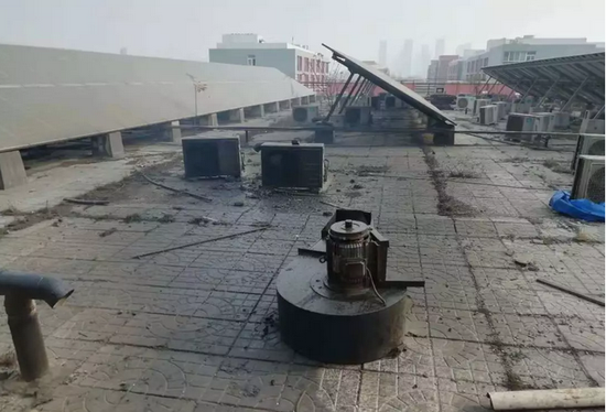 ▲煙氣直排造成天臺地面、太陽能板遍布油漬