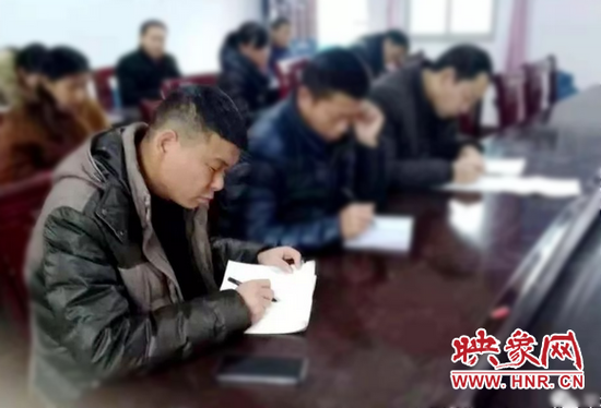 左一为余光辉老师