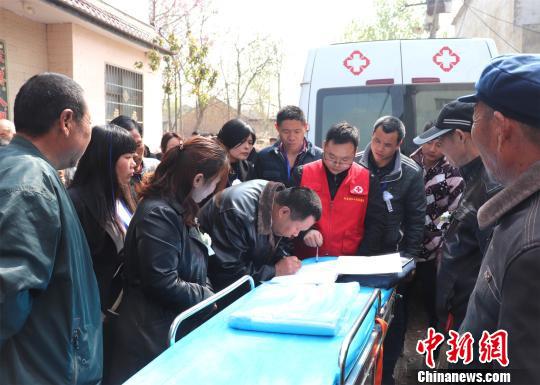 张常海的亲属在捐献遗体交接表上签字。　胡洪涛 摄