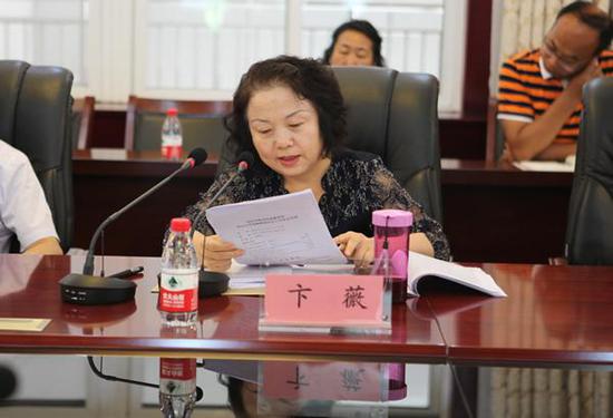 市人社局党组成员、副局长卞薇讲话。