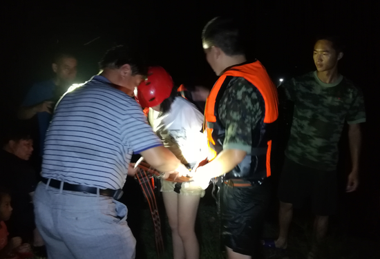 平顶山大水冲垮便道9人被困河心 消防官兵紧急