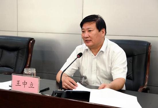 市教育局党组书记、局长王中立在会上讲话。