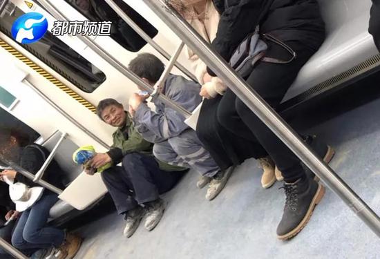 @小花弟弟隨手拍下了令他感動的這一幕