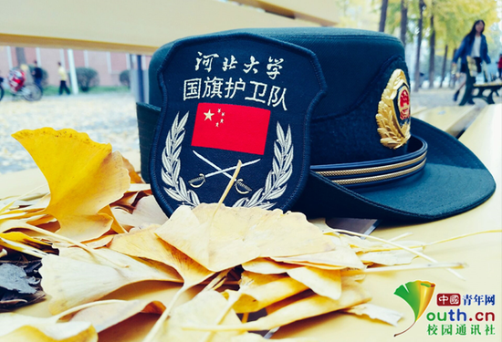 图为河北大学国旗护卫队臂章和帽子。中国青年网通讯员 张赫洋 摄