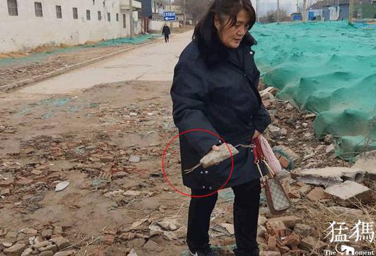 郑州大妈路中央接连扔起砖块 知道原因后司机都被感动了