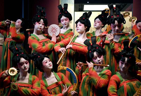 郑州歌舞剧院的演员在录制河南博物院元宵奇妙夜节目（2月20日摄）。新华社记者李安 摄
