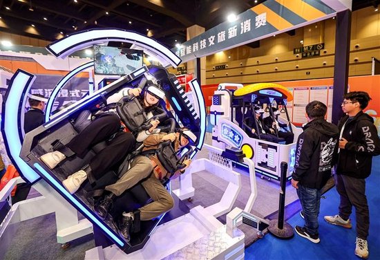 2025中国（郑州）旅游休闲娱乐产业博览会，打造了一场涵盖游乐设备、数字科技、文旅创意等领域的产业盛会，展厅内处处展现着数智前沿风采。 本报记者 邓放 摄