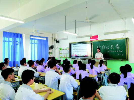 老师通过主题班会的形式对学生进行责任教育。(南平一中供图)