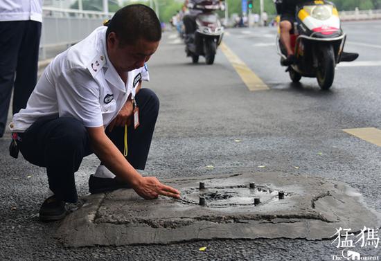 郑州路面线杆被移走 6颗螺钉被遗忘在路上