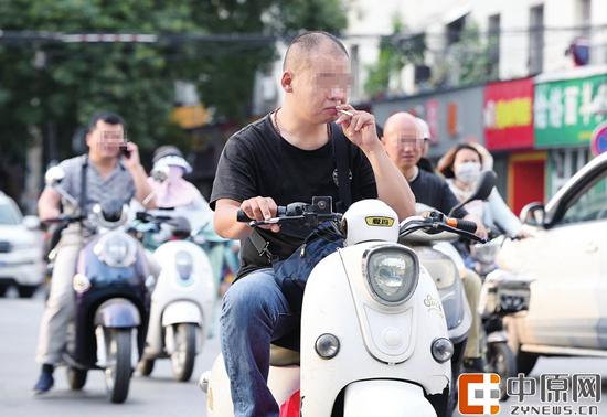 中原路，边骑车边抽烟和边骑车边打电话 郑报全媒体记者 宋晔 图