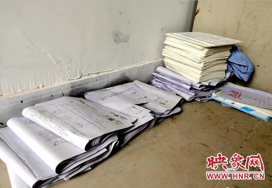 还未批改的试卷书籍