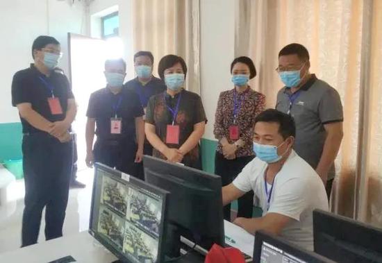 副市长岳爱云查看宁陵高中考点视频监控室