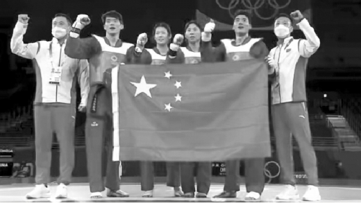 高盼(右三)和队友在东京奥运会跆拳道混合团体表演赛中夺金