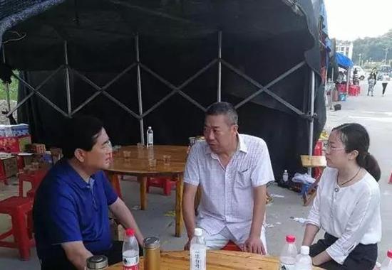 为处理好李老师的身后事，信阳市教育局局长苏锡凌连续几日在此办公。