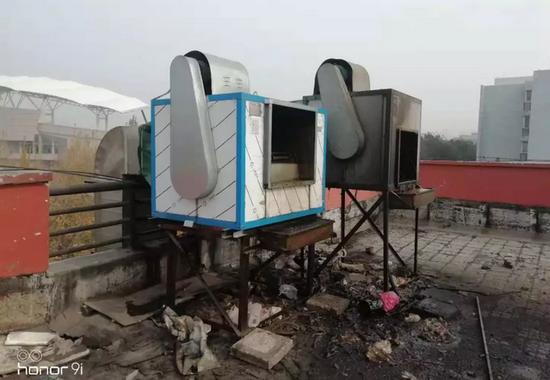 ▲兩個油煙排放口未安裝油煙凈化器
