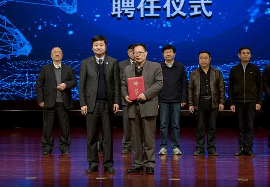 王宗敏校长给赵荣彩教授颁发聘书