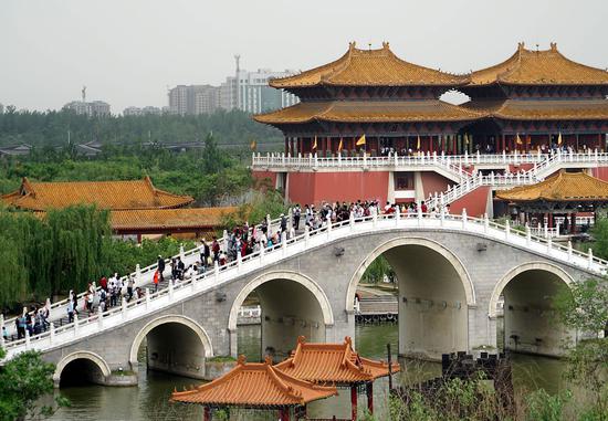 游客在開(kāi)封清明上河園景區(qū)內(nèi)游覽（2016年5月2日攝）。新華社記者 李安 攝
