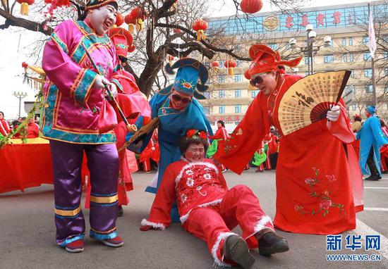 2月19日，洛阳市工农社区，村民的表演颇为“本色”。新华网发（熊福荣 摄）
