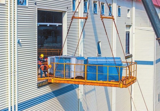 2月1日，位于洛阳市伊滨区的中州时代新能源基地三期、四期项目正抓紧推进。目前，该项目三期已进入生产设备安装阶段，四期则全面展开厂房配套设备安装工作。张怡熙 张若含 摄