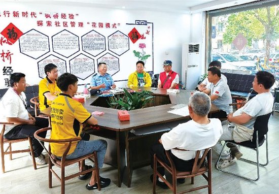 项城市花园街道袁桥社区别开生面的“小哥议事会”，为社区和谐搭建了议事平台。 陈永团 摄