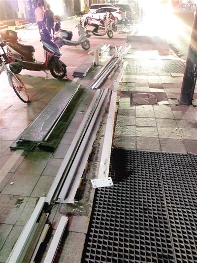 二七路圍擋先拆除后“瘦身”