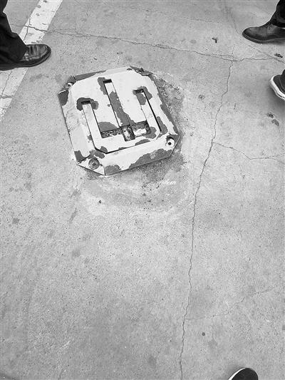 路面裸露的“暗器”給市民出行帶來安全隱患