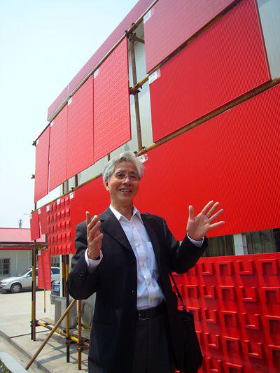 2010年,何镜堂在上海世博会中国馆施工现场讲解“中国红”。华南理工大学党委宣传部供图