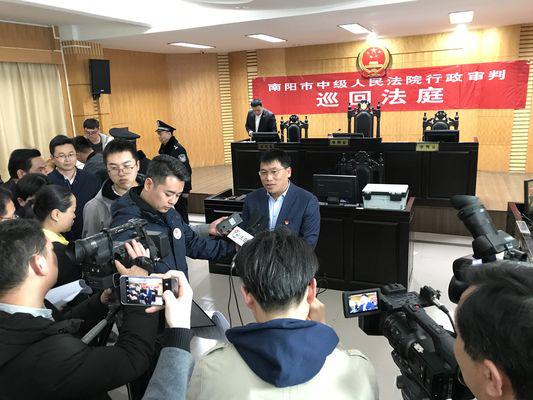 信阳市政府接到应诉通知后，指派常务副市长王新会代表市政府出庭应诉。