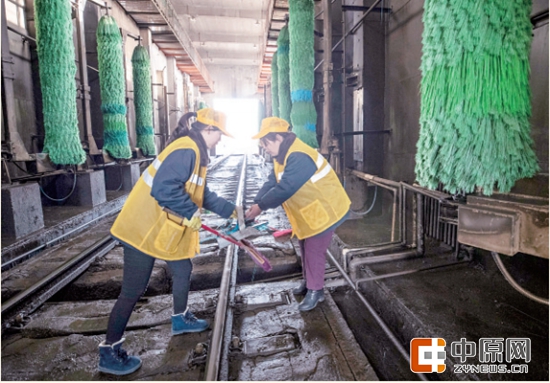 鐵路洗車女工清理匝道內(nèi)的垃圾