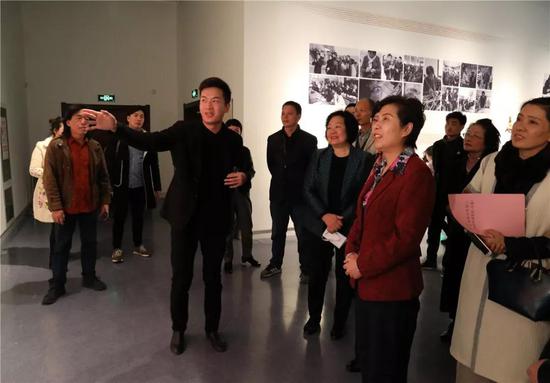河南省文化和旅游厅党组书记宋丽萍与嘉宾一起参观展览