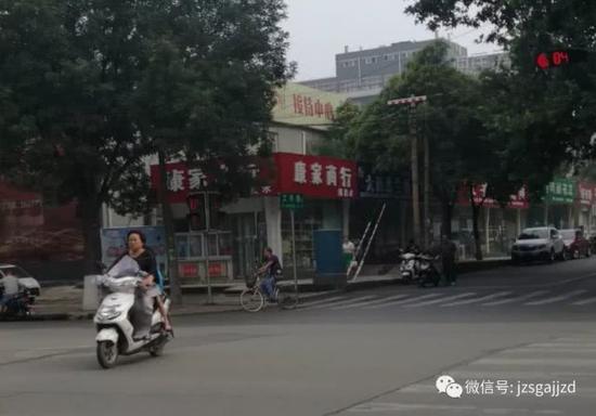 解放路工字路口非机动车闯红灯