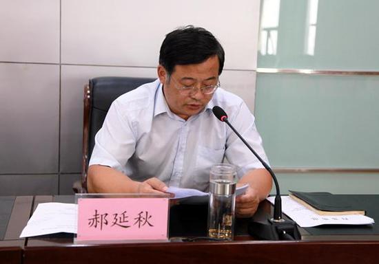 市教育局总职业指导师郝延秋宣读《郑州市教育局关于对我市参加2018年全国职业院校技能大赛中职组获奖选手及获奖单位通报表扬的通知》