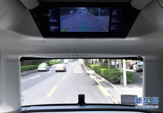 5月17日，自动驾驶巴士在郑州市平安大道上行驶。