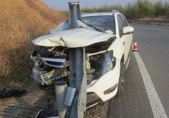 男子高速上开着车睡着 险酿大祸 男子高速上开着车睡着 险酿大祸