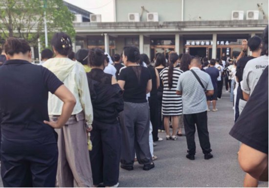 河南籍儿科医生杨国辉离世，上千人自发送别