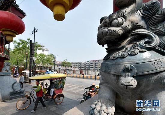 在开封市书店街,许世杰接到当日第一单生意(4月26日摄)。