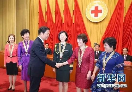 时任国家副主席李源潮为第45届南丁格尔奖获得者宋静颁奖