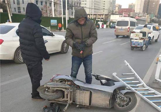 男子骑电车摔倒路边寒风中瑟瑟发抖路过行人上演教科书式救援